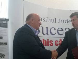 Preşedintele Consiliului Judeţean Suceava, Cătălin Nechifor, a semnat ieri două contracte pentru investiţii noi la Aeroportul „Ştefan cel Mare” din Salcea