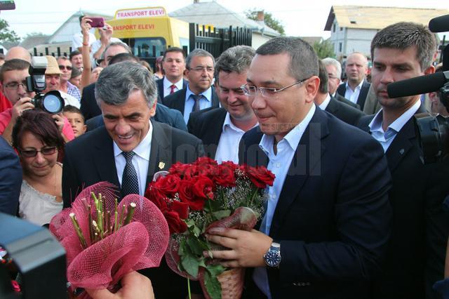 Premierul Ponta a primit flori de la copii