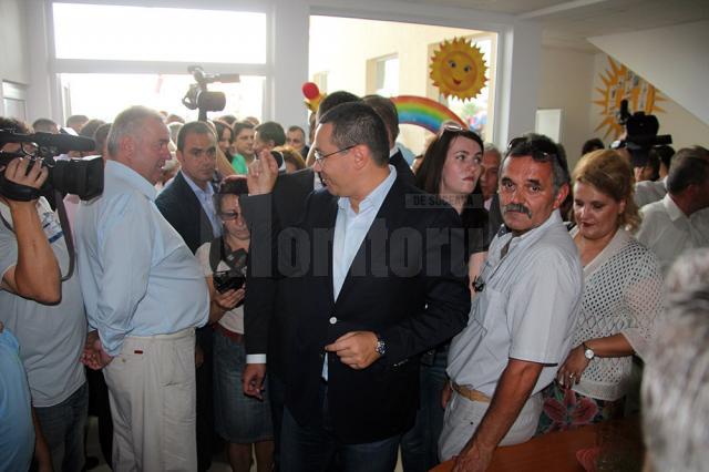 Victor Ponta a fost prezent la inaugurarea unei grădiniţe noi din Dumbrăveni