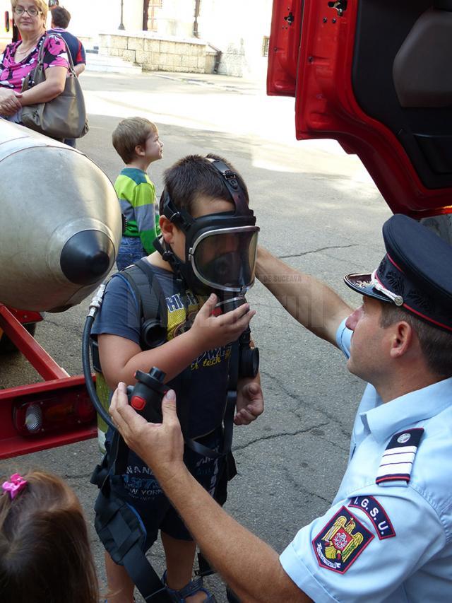 Cei mai bucuroşi de întâlnirea cu pompierii au fost copiii, care au probat o parte din echipamentele acestora