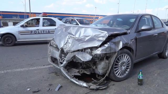 Şoferul de pe Ford nu s-a asigurat corespunzător la ieşirea din parcarea Dedeman  şi a intrat în coliziune cu un autoturism Alfa Romeo