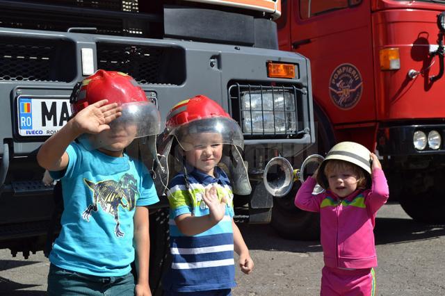 Cei mai bucuroşi de întâlnirea cu pompierii au fost copiii, care au probat o parte din echipamentele acestora