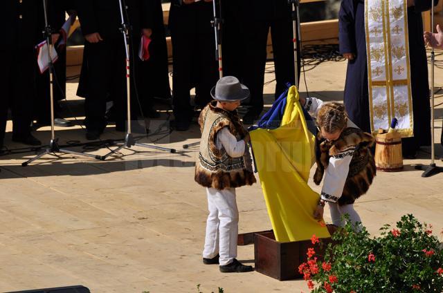 Drapelul României a fost comoara descoperită de copiii care au participat la concursul Comoara  ascunsă - Zestrea Domniţei Ruxandra