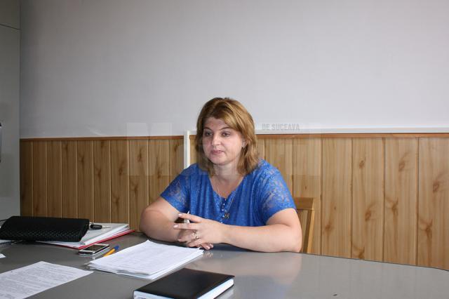 Directoarea Carmen Mihaela Matei doreşte ca micuţii de la Hreaţca să înveţe la şcoala din centru