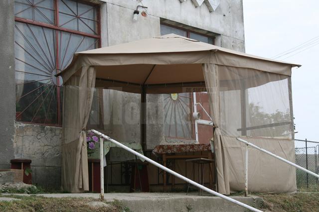 În faţa clădirii, proprietarii birtului au amenajat într-un cort câteva mese pentru clienţi
