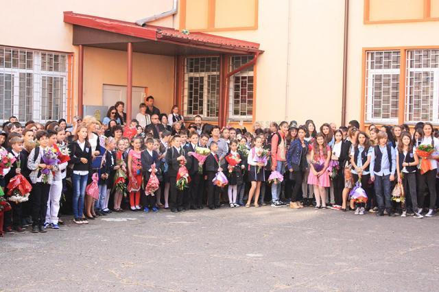 Aproape 800 de elevi au început cursurile la Şcoala nr. 1 din Suceava