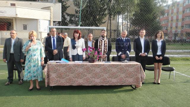 Prefectul Florin Sinescu a participat la deschiderea noului an şcolar în municipiul Rădăuţi