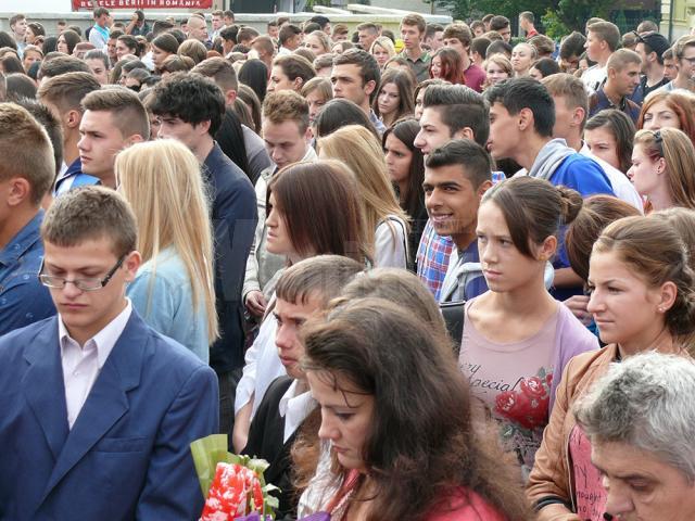 Peste 8.000 de elevi şi preşcolari s-au întors de luni în grădiniţele şi şcolile fălticenene