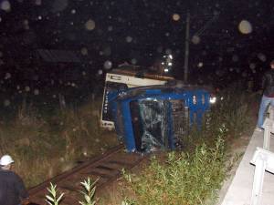 Circulația trenurilor, blocată aseară în zona Vatra Dornei, după ce un tir s-a răsturnat pe calea ferată