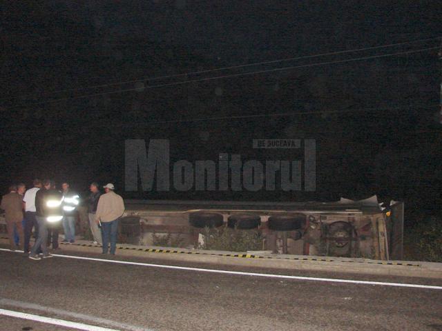 Circulația trenurilor, blocată aseară în zona Vatra Dornei, după ce un tir s-a răsturnat pe calea ferată