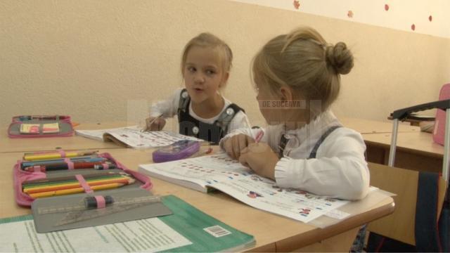 Improvizaţii, fişe şi planuri de lecţie realizate în pripă de învăţătorii care nu au manuale la clasă