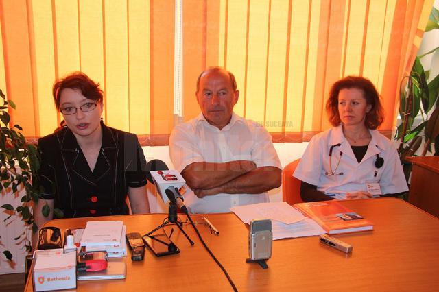 Dr. Mihaela Pantea, alături de managerul Policlinicii şi Spitalului privat Bethesda, dr. Ştefan Puşcaşu, şi Dr. Violeta Adina Pîrvu