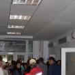 Zeci de minute de așteptare pentru vizitatorii de la Spitalul Judeţean Suceava, pentru a urca la secţiile unităţii
