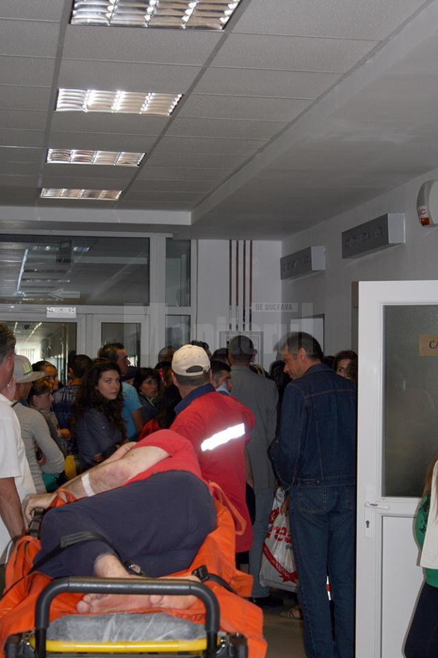 Zeci de minute de așteptare pentru vizitatorii de la Spitalul Judeţean Suceava, pentru a urca la secţiile unităţii