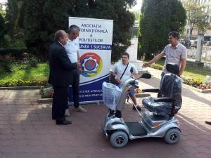Asociaţia Internaţională a Poliţiştilor, Regiunea 1 Suceava, a achiziţionat şi donat unui tânăr care are grave probleme locomotorii, un modul de deplasare profesional