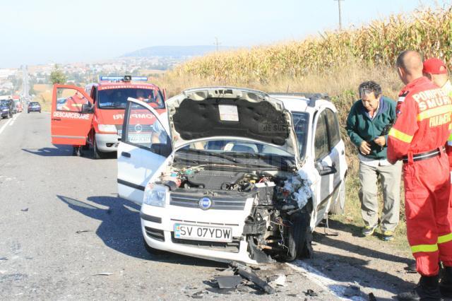 Accident cu trei maşini implicate, pe E 85, la Dărmăneşti