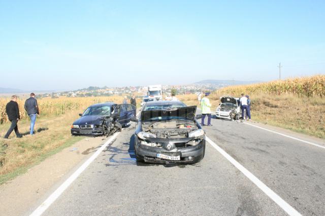 Accident cu trei maşini implicate, pe E 85, la Dărmăneşti