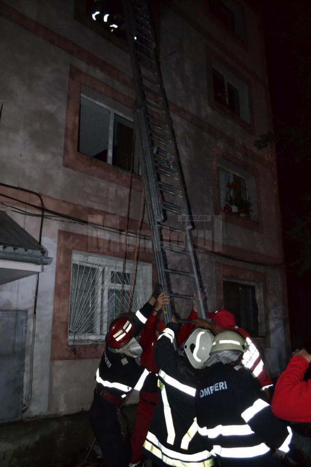 Explozie urmată de un incendiu, la o garsonieră din municipiul Suceava