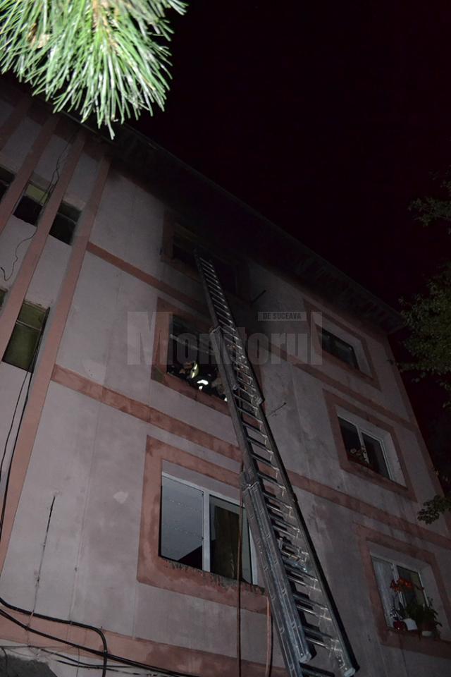 Pompierii au folosit scări culisabile pentru salvarea locatarilor rămaşi blocaţi în garsoniere