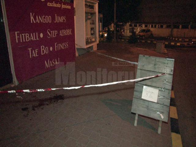 Tânărul a fost atacat şi bătut cu sălbăticie în apropierea staţiei de taxiuri din laterala Casei de Cultură