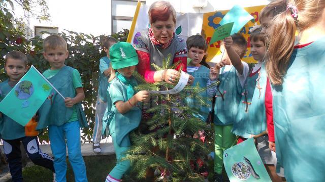 Peste 50 de preşcolari au plantat copaci în curtea grădiniţei ,,Aşchiuţă”