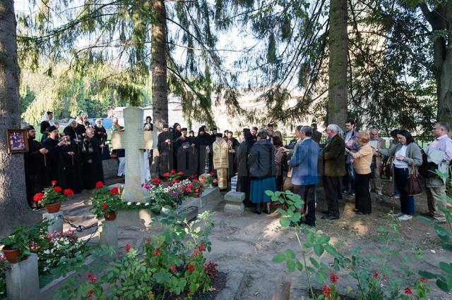 Slujbă de pomenire la mormântul maicii Benedicta din cimitirul mănăstirii Putna