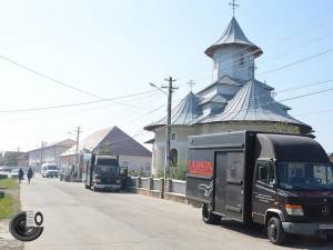 Două camioane cu ajutoare strânse de comunitatea din Marginea au plecat spre centrul de la Dresca