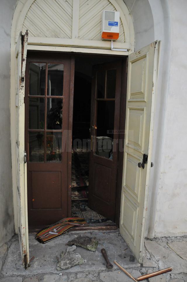 Hoţul a forţat uşile din lemn, după care a spart geamul de la celălalt rând de uşi