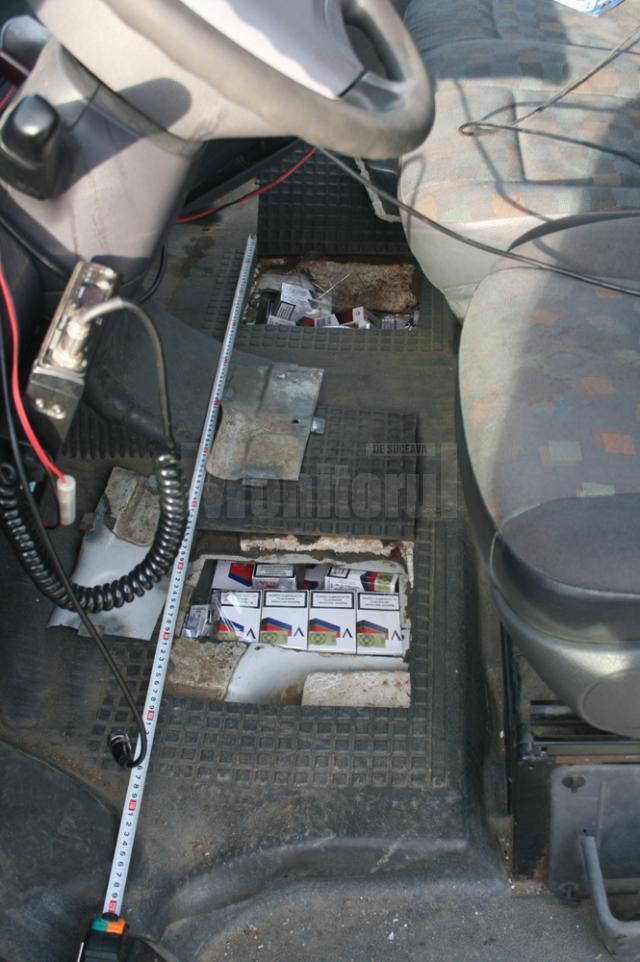 Ţigări de contrabandă, găsite în podeaua unui microbuz