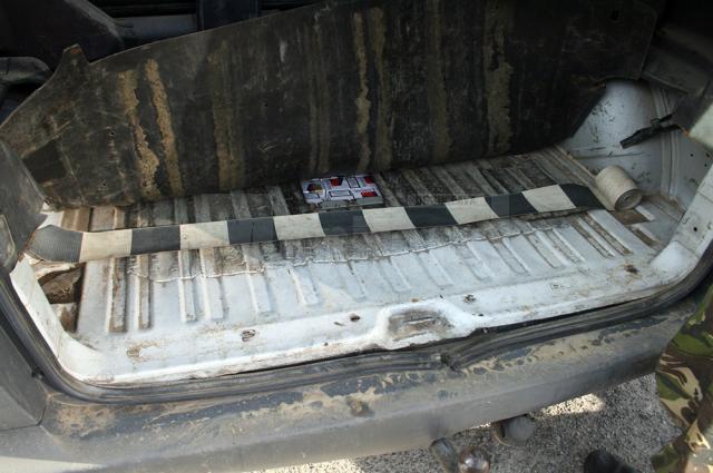 Poliţiştii de frontieră au reţinut aproape 11 mii de pachete de ţigări şi două autoturisme implicate în acţiuni de contrabandă