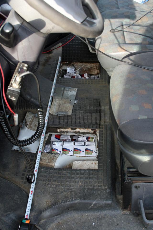 Poliţiştii de frontieră au reţinut aproape 11 mii de pachete de ţigări şi două autoturisme implicate în acţiuni de contrabandă