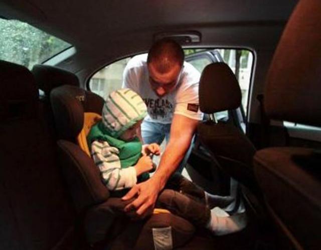 Scaunul special pentru copiii până la 3 ani devine obligatoriu în maşină, iar minorii între 3 şi 12 ani sunt obligaţi să aibă centura pusă. Foto: novatv.ro