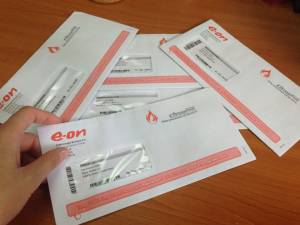 Oamenii se plâng că nu le-au ajuns facturile la timp sau le-au „cules” de prin curţile vecinilor, vinovată, în opinia lor, fiind firma de servicii poştale Total Post     Foto: aradon.ro