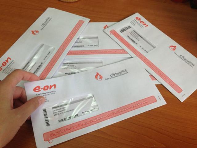 Oamenii se plâng că nu le-au ajuns facturile la timp sau le-au „cules” de prin curţile vecinilor, vinovată, în opinia lor, fiind firma de servicii poştale Total Post     Foto: aradon.ro