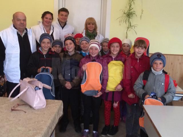 40 de copii au primit ghiozdane şi rechizite oferite de Elena Udrea