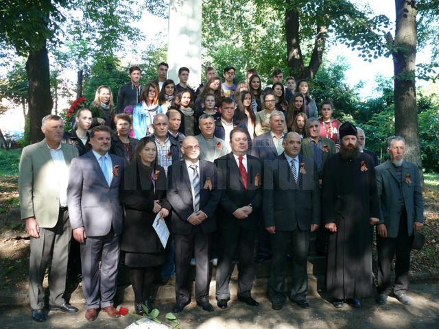 Participanţi la evenimentul comemorativ în Cimitirul ostaşilor sovietici din municipiul Fălticeni