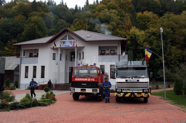 Autoutilitara de pompieri şi gunoiera din dotarea Primăriei Brodina