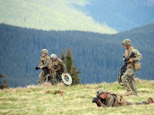 Militarii fac exerciţii cu muniţie reală, inclusiv cu armament greu