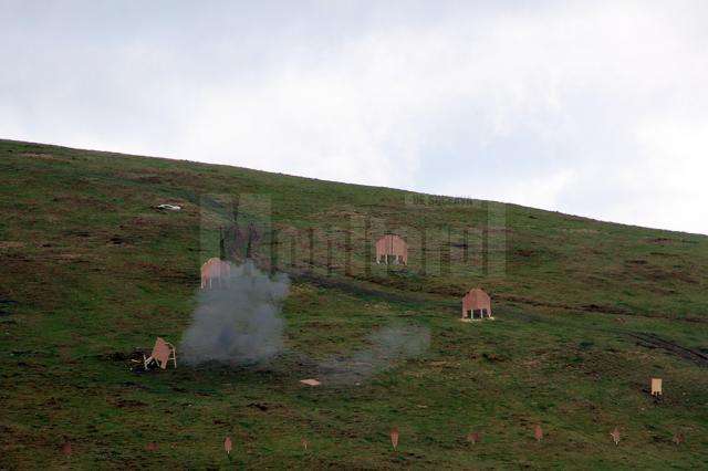 Militarii fac exerciţii cu muniţie reală, inclusiv cu armament greu