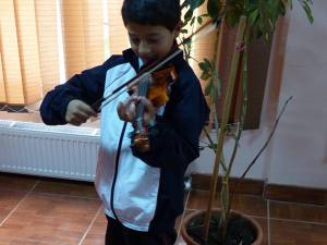 Costel Plaiu din Mironu a primit o vioară cadou
