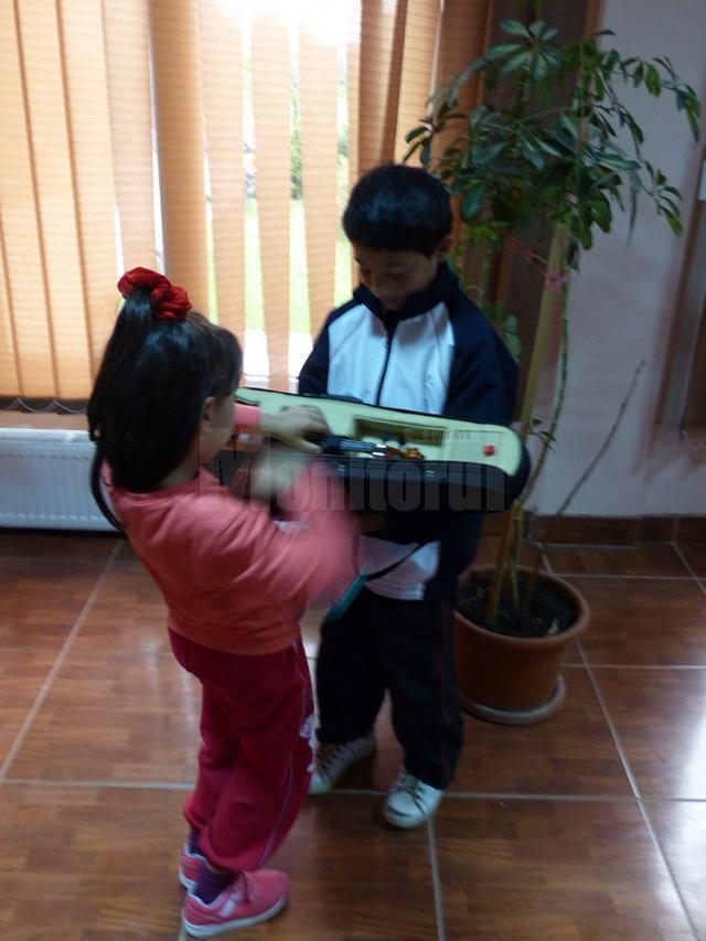 La doar 8 ani, o fetiţă i-a oferit unui copil necăjit propria vioară