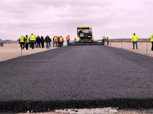 De ieri au început lucrările de asfaltare pe noua pistă de decolare/aterizare a Aeroportului „Ştefan cel Mare” din Salcea