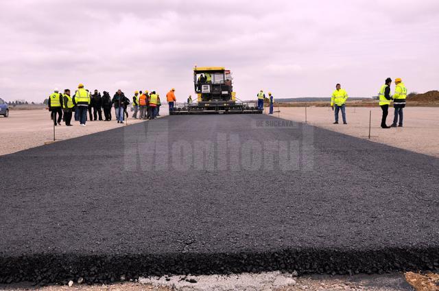 De ieri au început lucrările de asfaltare pe noua pistă de decolare/aterizare a Aeroportului „Ştefan cel Mare” din Salcea