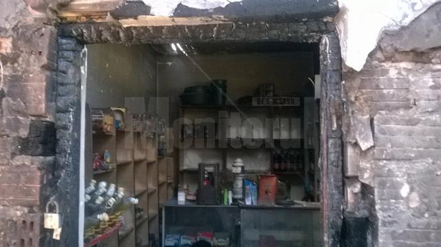 Incendiul s-a manifestat generalizat, atât la acoperiş cât şi în interiorul clădirii