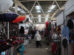 Comercianţii din Bazar aşteaptă de trei ani de zile ca hala nr. 3 să fie închisă