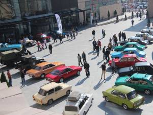 Sucevenii au admirat cele 20 de maşini retro expuse în parcarea Iulius Mall Suceava
