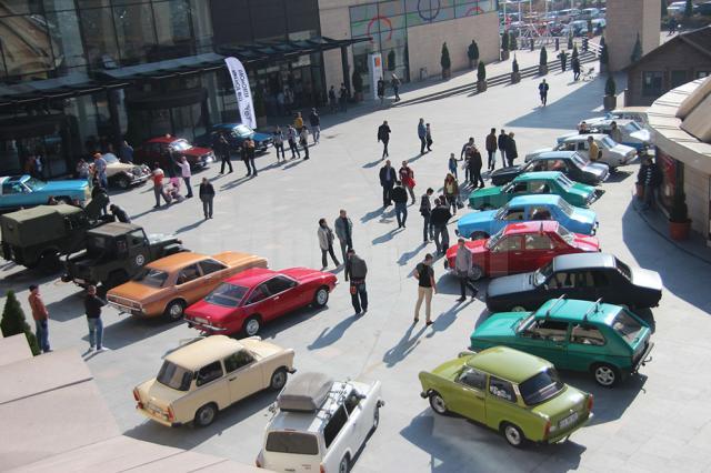 Sucevenii au admirat cele 20 de maşini retro expuse în parcarea Iulius Mall Suceava
