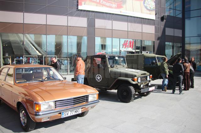 20 de maşini vechi au fost expuse la „Retro Parada Toamnei” de la Iulius Mall Suceava