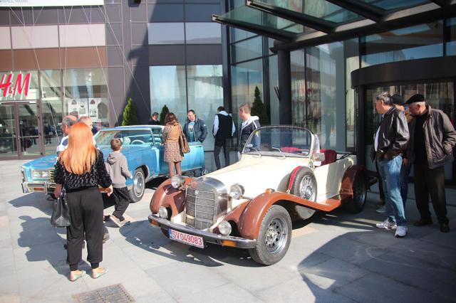 20 de maşini vechi au fost expuse la „Retro Parada Toamnei” de la Iulius Mall Suceava