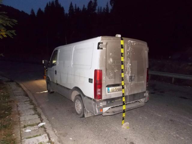 Autoutilitara Iveco a fost găsită abandonată într-o parcare de la intrarea în satul Valea Putnei, comuna Pojorâta